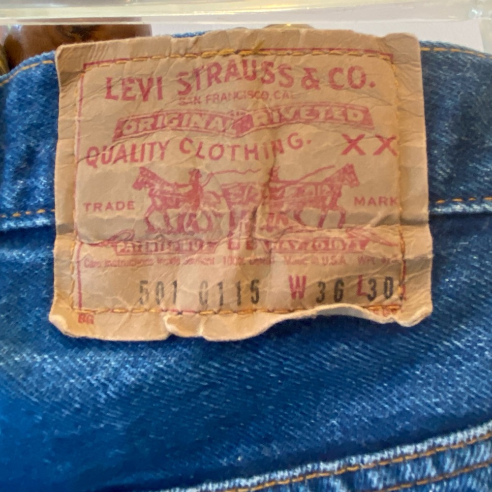 MEN’S VINTAGE Levi’s 501 DENIM BUTTON FLY BLUE JEANS. MADE IN THE USA